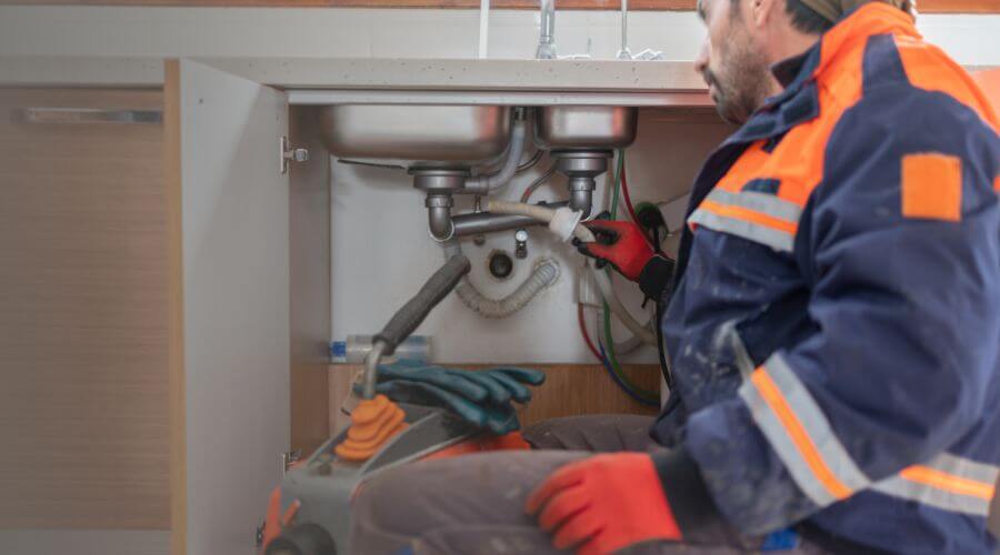 Descale Tankless Water Heater in Reynolds, IN